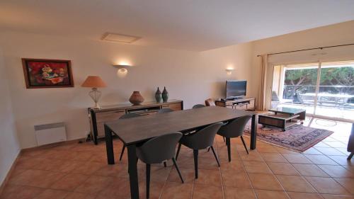 une salle à manger avec une table, des chaises et une télévision dans l'établissement Sainte-Maxime - 3 bedroom apartment, air conditioned, outdoor terrace, swimming pool, à Sainte-Maxime