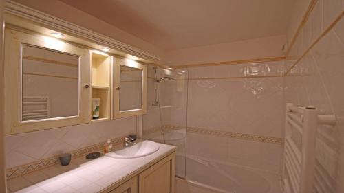 Salle de bains dans l'établissement Sainte-Maxime - 3 bedroom apartment, air conditioned, outdoor terrace, swimming pool
