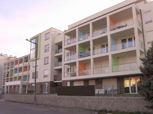 Budova, v ktorej sa apartmán nachádza