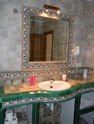 a bathroom with a sink and a mirror at Casa Rural La Higuera I Puy du Fou in Pulgar