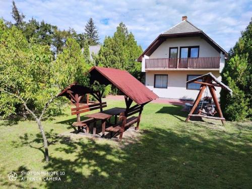 dom ze stołem piknikowym na dziedzińcu w obiekcie Holiday home in Balatonmariafürdo 19443 w mieście Balatonmáriafürdő