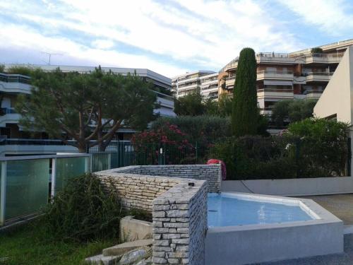 Piscina de la sau aproape de Studio meublé avec Piscine Nice OUEST Quartier Fabron