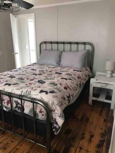 Un pat sau paturi într-o cameră la Hoot Nanny's Cottage on Mossy Creek