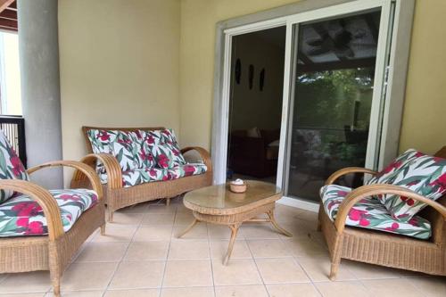 Un lugar para sentarse en Jazmin Del Sol steps away from Playa Potrero !!