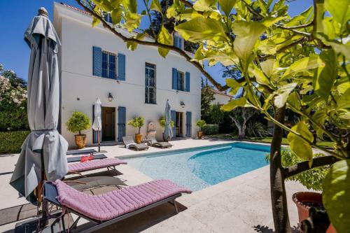 - une vue sur l'extérieur d'une villa avec une piscine dans l'établissement Villa in Cap d’Antibes near beaches, à Antibes