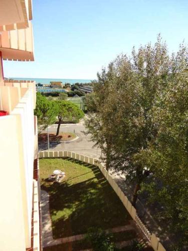 vista su un giardino con recinzione e alberi di Apartment in Porto Santa Margherita 25835 a Porto Santa Margherita di Caorle