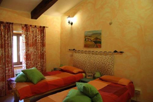 una camera con due letti e una finestra di Holiday home in Urbino/Marken 35804 a Monte Nuovo
