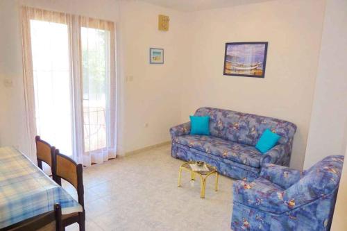 salon z kanapą i krzesłem w obiekcie Apartments in Dobrinj/Insel Krk 35141 w mieście Dobrinj