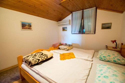 Postel nebo postele na pokoji v ubytování Apartments in Starigrad-Paklenica 6846