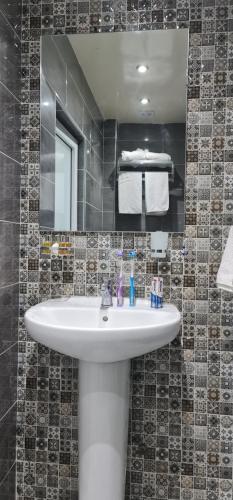 a bathroom with a sink and a mirror at Bonne étoile Imsouane in Imsouane
