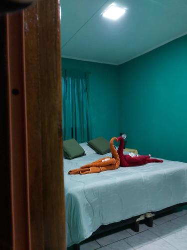 deux lits dans une chambre aux murs verts dans l'établissement Cabaña vivir #2, à El Chalten