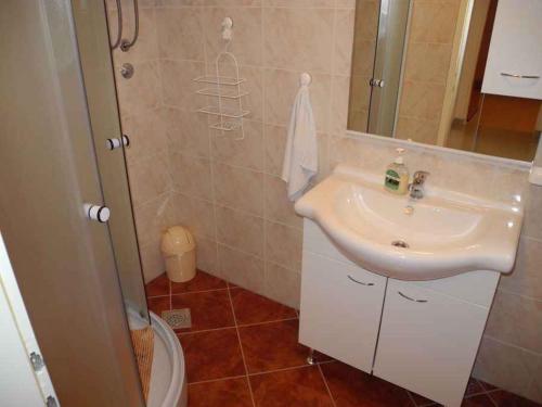 Kúpeľňa v ubytovaní Apartment in Crikvenica 5466