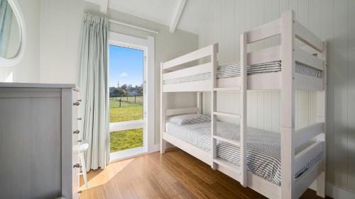 Ένα ή περισσότερα κρεβάτια σε δωμάτιο στο Te Whare Hipi - Martinborough Holiday Home