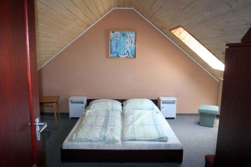 ザマールディにあるApartment in Zamardi/Balaton 20369のベッドルーム(ベッド付)1室(屋根裏部屋)