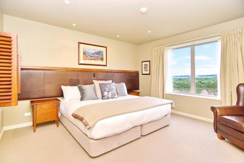 Un dormitorio con una cama grande y una ventana en High Country Villa 238 - Terrace Downs Resort, en Windwhistle