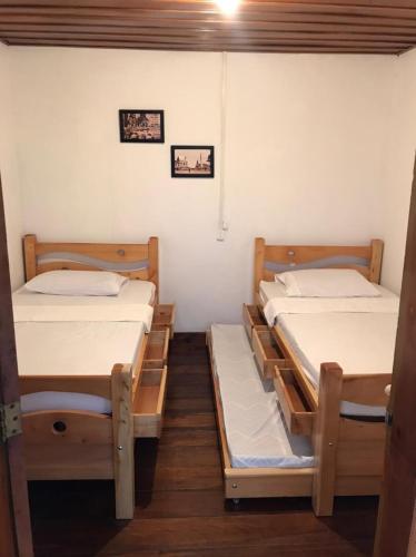a room with two bunk beds in it at Hermosa Casa en el centro de Santa Rosa de Cabal, sobre vía principal a 3 cuadras de la Plaza in Santa Rosa de Cabal