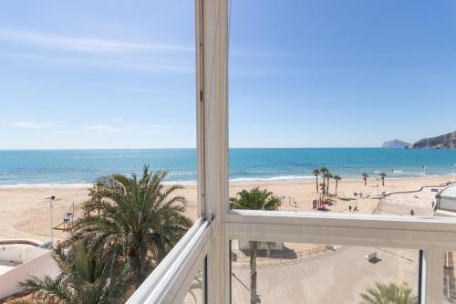 カルプにあるApartamento Joya IV - Costa CarpeDiemのビーチの景色を望むバルコニーが備わります。