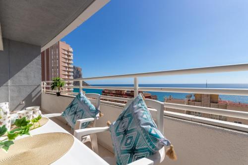 a balcony with a table and chairs and the ocean at Apartamento Apolo XIV - Costa CarpeDiem in Calpe