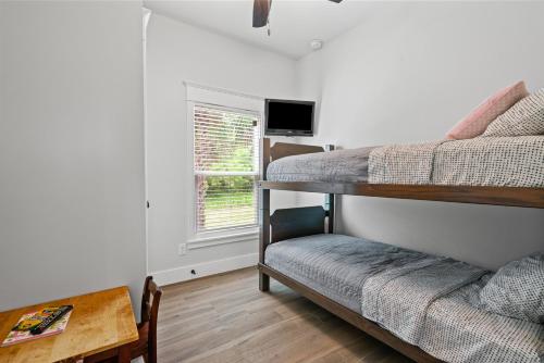 Katil dua tingkat atau katil-katil dua tingkat dalam bilik di Hibiscus Hideaway