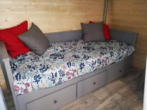 uma cama com travesseiros em um quarto em Studio MARMOTTE FONT-ROMEU 4 personnes avec balcon Résidence VAL SOLEIL entièrement rénové en juin 2021 place de PARKING & WIFI gratuit , draps & serviettes de toilettes non inclus, sabanas y toallas no incluidos em Font Romeu Odeillo Via