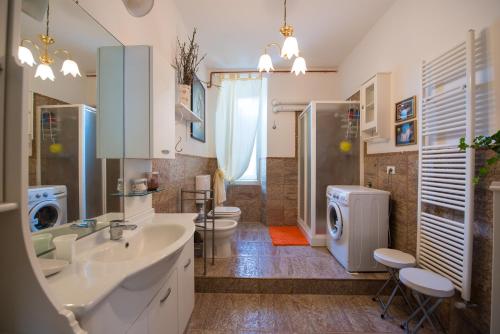 a bathroom with two sinks and a washer and dryer at Antico Borgo Teresiano in Trieste