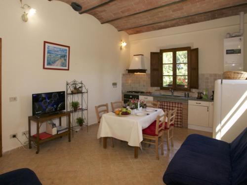 een keuken en eetkamer met een tafel en een koelkast bij Belvilla by OYO Farmhouse in Tuscany with Garden in Castelnuovo Berardenga
