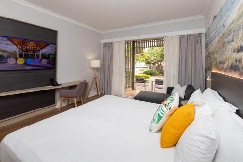 Postel nebo postele na pokoji v ubytování Novotel Sunshine Coast Resort