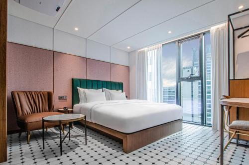 a hotel room with a bed and a table and a chair at Hotel the Castle bangi 2nd in Seoul