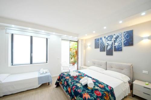 1 dormitorio con 2 camas y 2 ventanas en Venezia center Ca' Corte Paludo WI-FI Fibre en Venecia