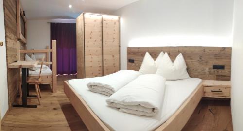 En eller flere senge i et værelse på Pension Wiesenhof