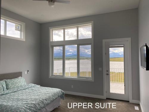 1 dormitorio con cama y ventana en Pelican Ridge, en Mountain View