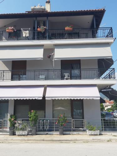 Gallery image of Soula's Sunshine Apartments in Néa Karváli