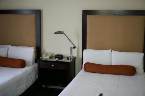 Llit o llits en una habitació de The Washington Inn