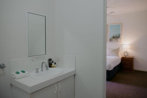 Postel nebo postele na pokoji v ubytování Yallingup Forest Resort