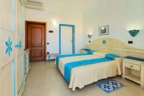 1 dormitorio con 2 camas en azul y blanco en Hotel Moderno en Santa Teresa Gallura