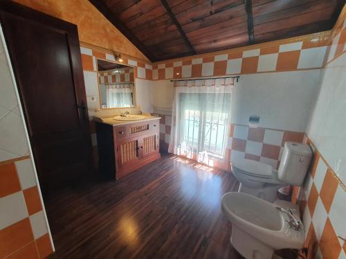 a bathroom with a toilet and a sink at Las Cuevas de El Bosque in El Bosque