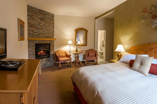 a hotel room with a bed and a fireplace at Austria Hof Lodge in Mammoth Lakes