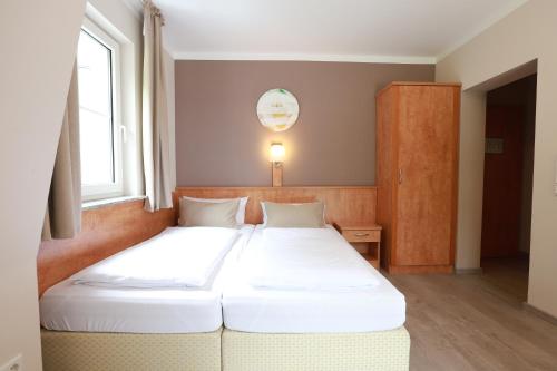 a bedroom with two beds and a window at Hofgut Langenborn Wohnen auf Zeit möblierte Apartments Aschaffenburg Alzenau Frankfurt in Schöllkrippen