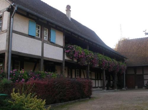a building with flowers on the side of it at Auberge et Hostellerie Paysanne in Lutter