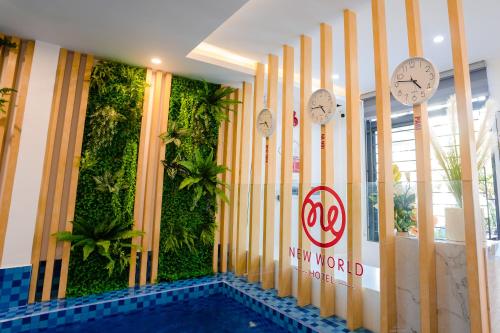 um edifício com relógios nas paredes e uma piscina em New World Hotel em Hue