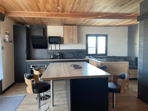 une cuisine avec une grande table et des chaises en bois dans l'établissement Petite maison en pleine campagne, à Labastide-Gabausse