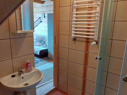 Pod Modrzewiem tesisinde bir banyo