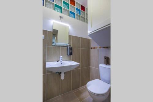 Phòng tắm tại Luxury Air-conditioned Family Apartment Špitálska Old Town