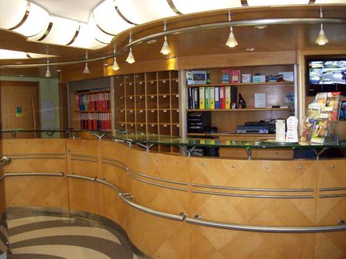 bar w bibliotece z półką na książki w obiekcie Rezidence Klínovec w mieście Loučná pod Klínovcem