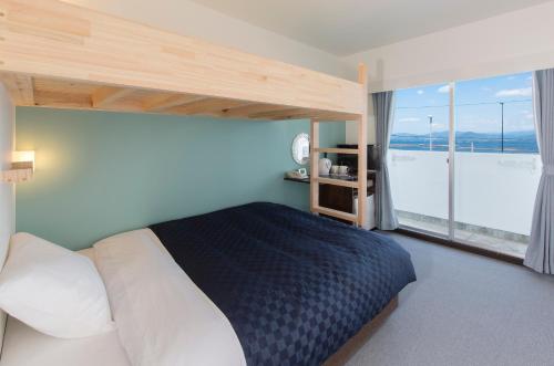 Кровать или кровати в номере Global Resort Miyajima View