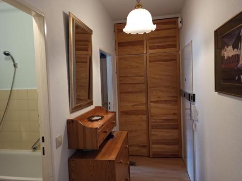 uma casa de banho com um toucador de madeira e um lavatório em Sybel em Berlim