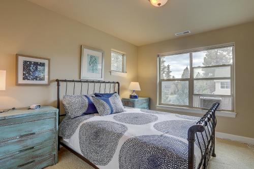 een slaapkamer met een bed en een raam bij Aspen Ridge home in Bend
