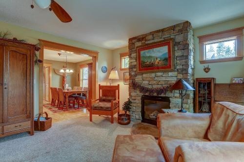 sala de estar con chimenea de piedra y comedor en Wanderlust with Rustic Stone Fireplace, en Hood River