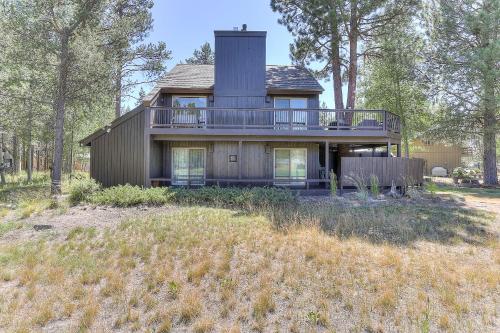 ein großes Haus mit Balkon darüber in der Unterkunft Meadows Golf Course 3 Spyglass Home in Sunriver