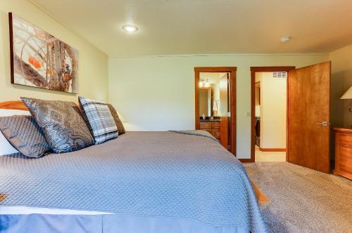 Ein Bett oder Betten in einem Zimmer der Unterkunft Meadows Golf Course 3 Spyglass Home